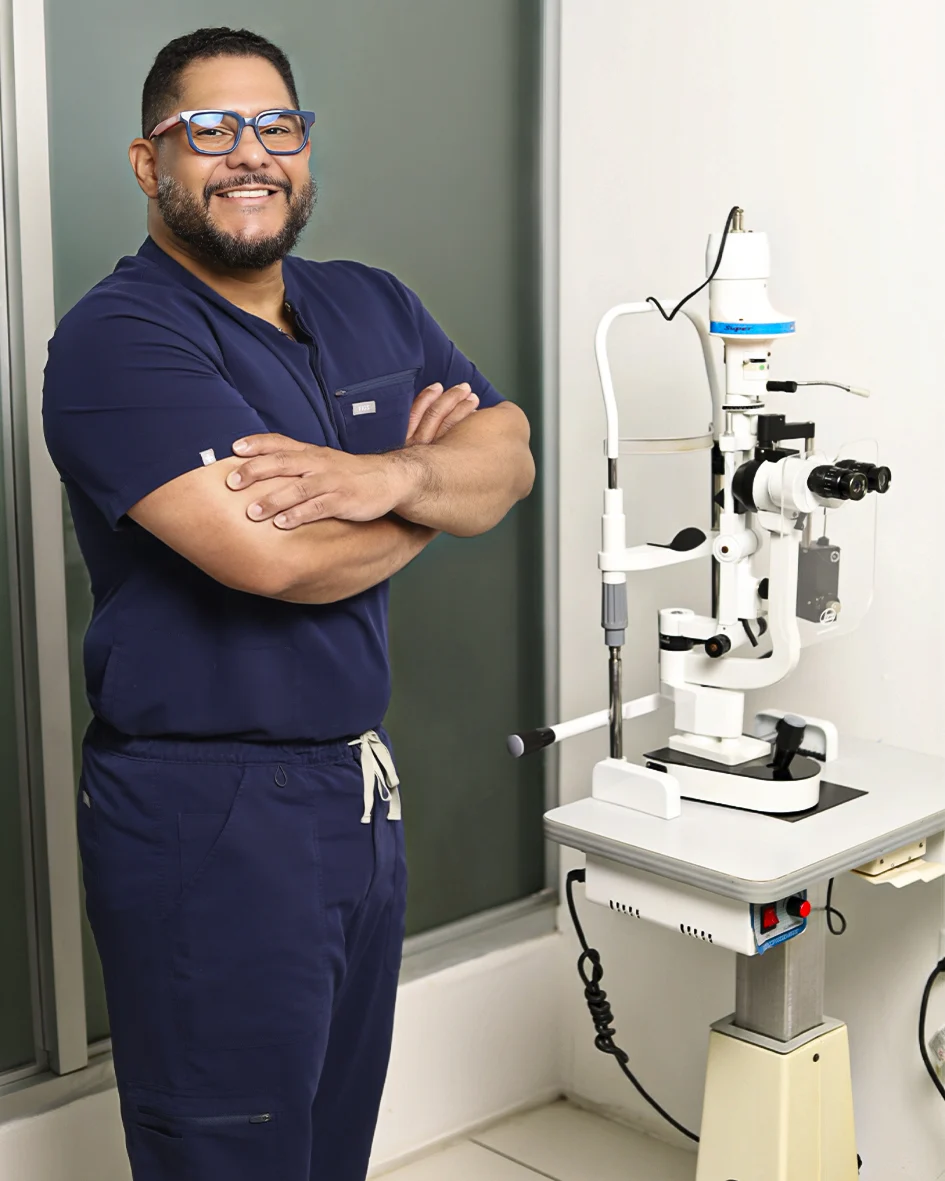 Dr. Eliécer Arosemena junto a la lámpara de hendidura