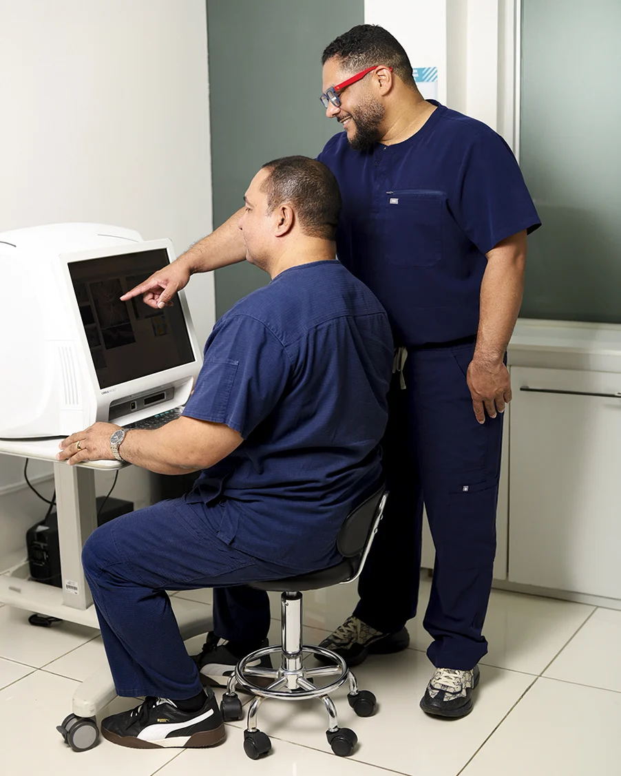 Dr. Eliécer Arosemena y su hermano trabajando con equipo diagnóstico