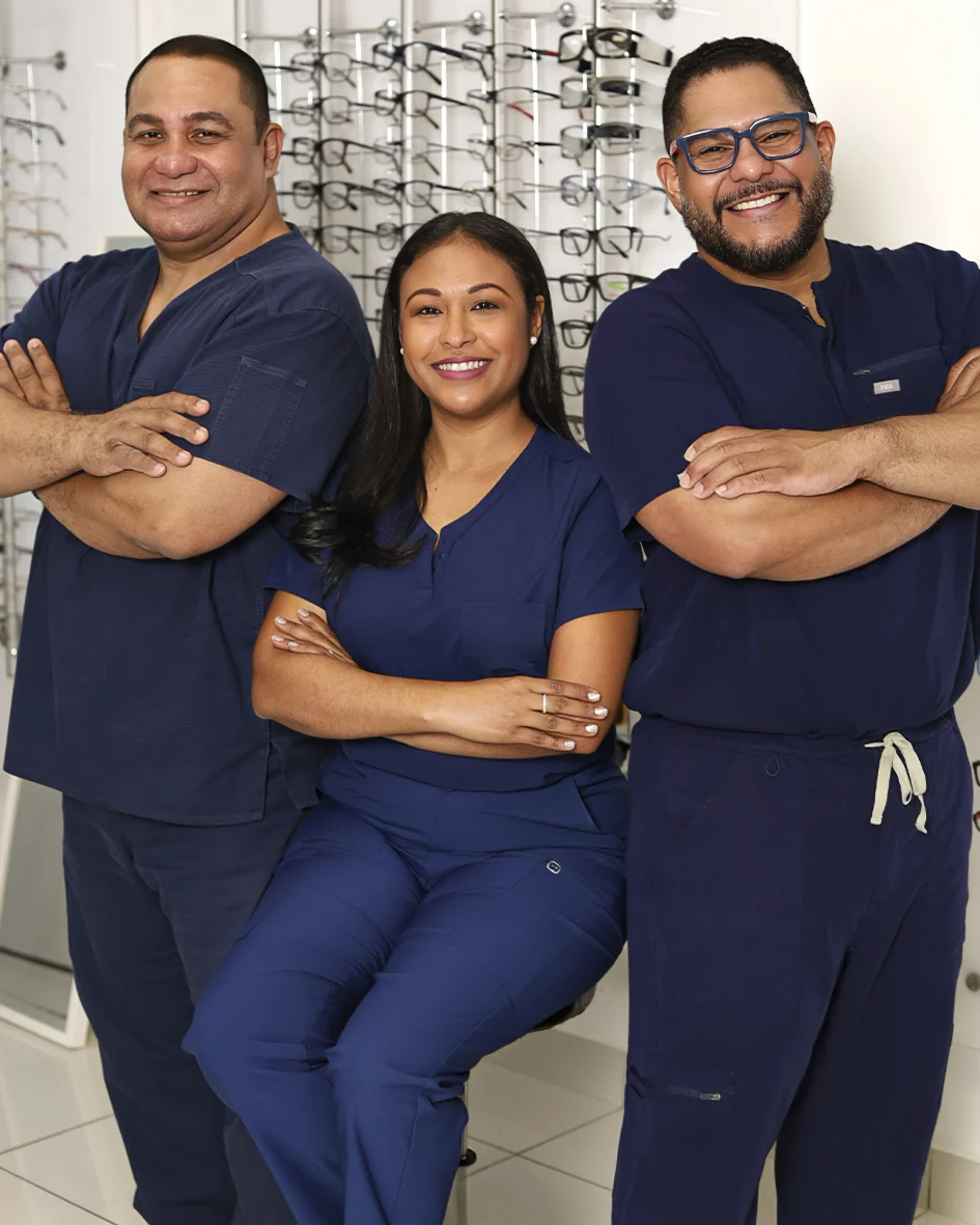 Equipo en Óptica Martínez; Cristina Martínez, optometrista, en el centro