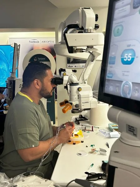 Dr. Eliécer Arosemena ante un microscopio quirúrgico